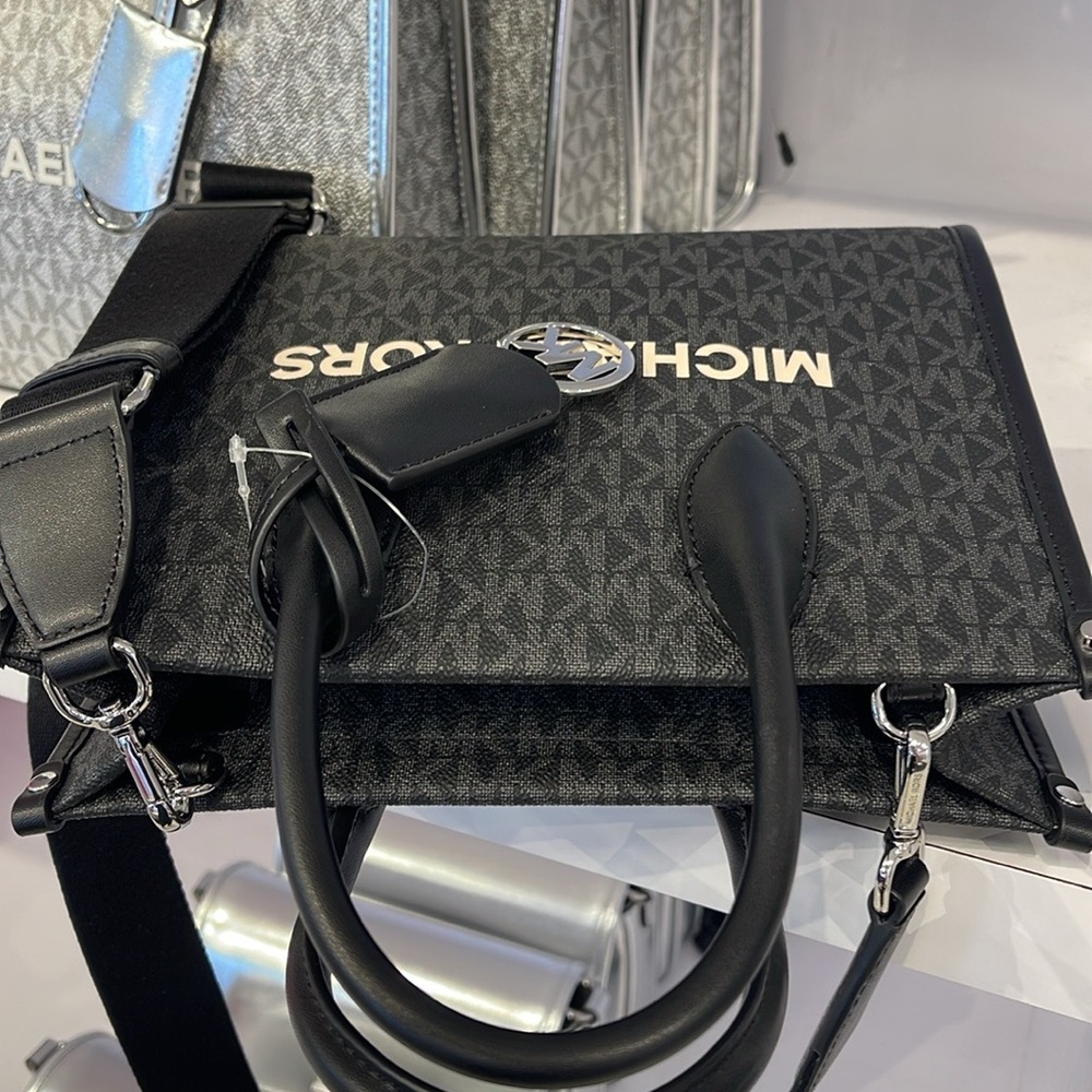 Michael Kors Mirella Small Signature Logo Crossbody Bag
Black
NWT - Picture 12 of 16